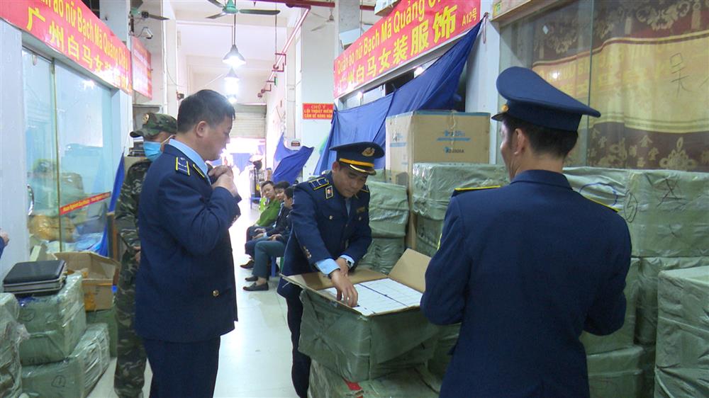 Phát hiện thu giữ hơn 100.000 sản phẩm điện tử giả mạo nhãn hiệu, nhập lậu và hàng trăm lít rượu thủ công không rõ nguồn gốc xuất xứ
